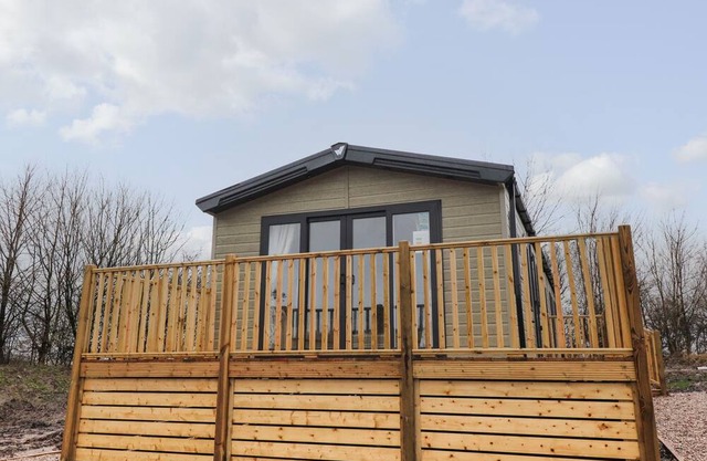 PENDLE VIEW LODGE, pet friendly, with a garden in Clitheroe