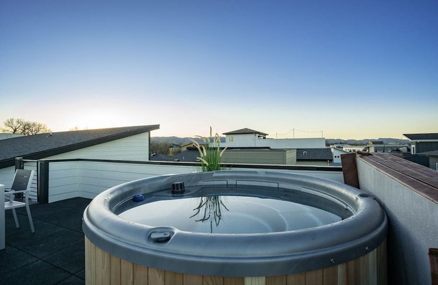 Downtown Views Deluxe Guesthouse + Rooftop Spa!
