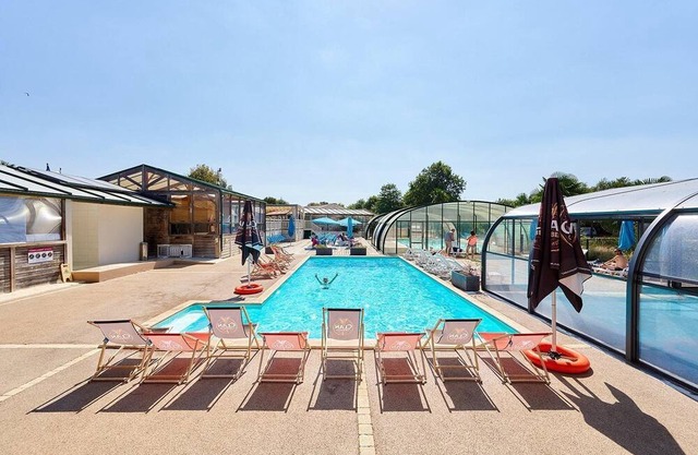 Luxe Sanitary Xl 6 Pers. Villatent at flowery 4-star camping La Bretonnière