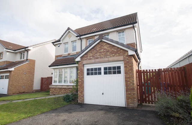 Stylish, modern four bed house ideal for large groups,families or contractors