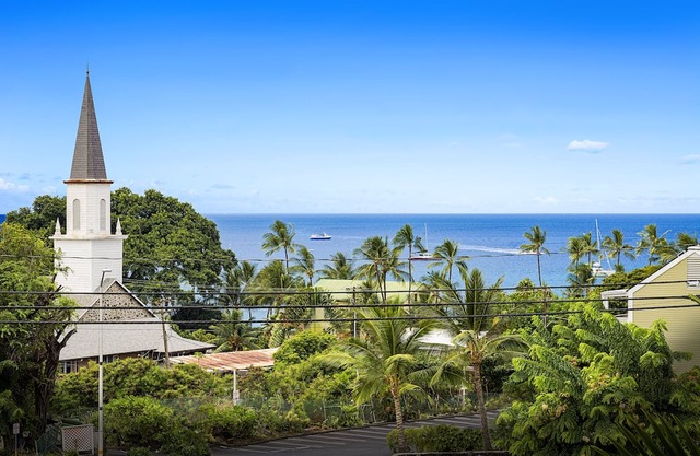 Cozy Oceanview Unit w/AC & Shared Pool in the Heart of Kona Town: Kalanikai 306