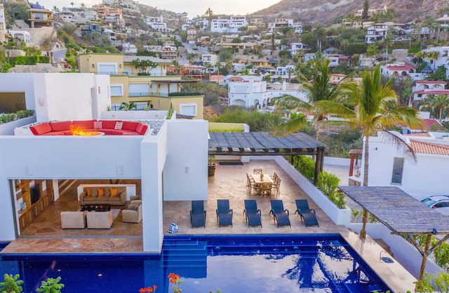 Contemporary, clean, spacious ocean view villa, huge pool, 2 blocks from Marina