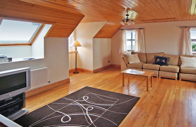 Bunowen - Three Bedroom House, Sleeps 8