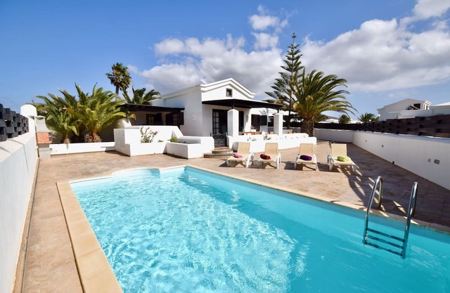 Beautiful villa & Private pool & Free wifi& parking & BBC international channels