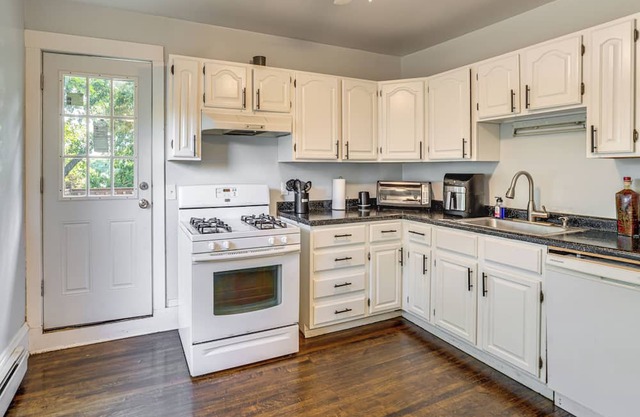 2 Mi to Dtwn! Walkable Minneapolis Apt w/Deck