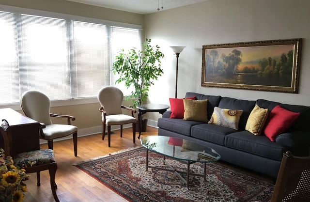Charming 2-bedrm apt convenient to DT Pgh, Universities, Monroeville,O-S Parking