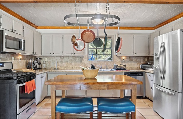 Lakeridge Lodge: Spacious Retreat for Celebrations, Groups & Gatherings