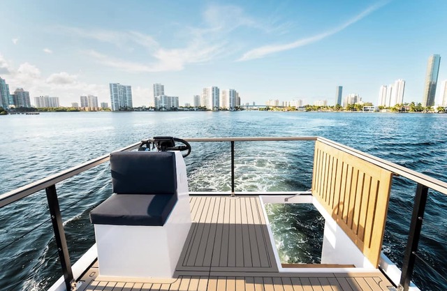 Modern Luxury Floating 2bd/1ba Boat Home in Scenic Sausalito - Walk to Downtown!