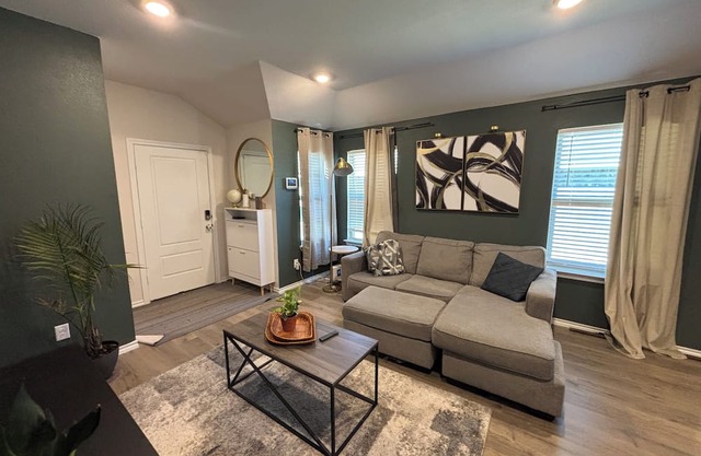 Charming 3-bedroom house with WiFi and AC in Forney