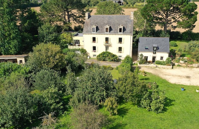 Double room, patio, 1905 guest house near beaches, hiking, quiet