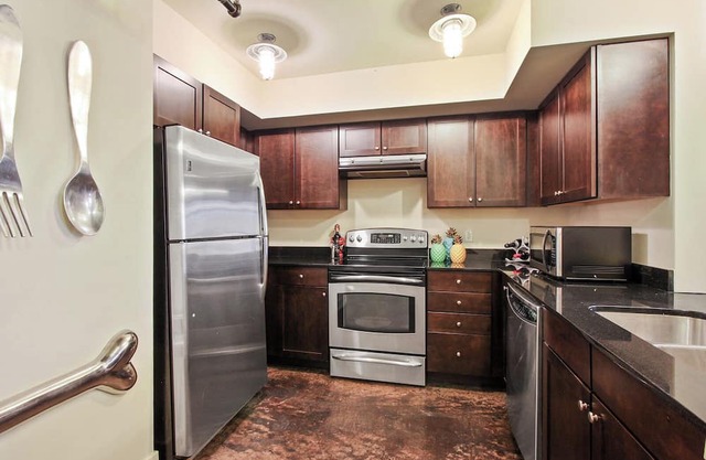 ✨NEW LISTING✨ COLORFUL & SPACIOUS 2 BEDROOM CONDO DOWNTOWN NEW ORLEANS