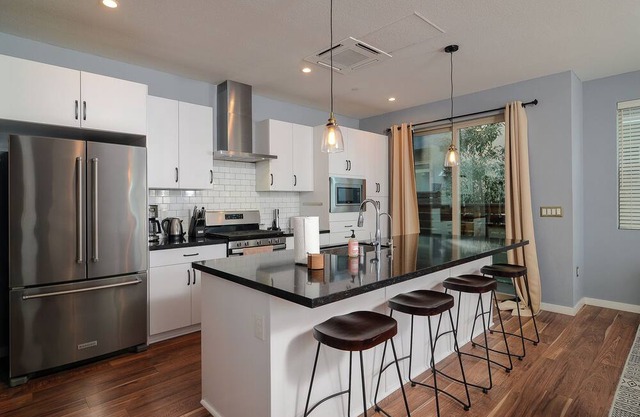 Modern 2BD/2.5BA Condo in Sacramento, Near Dining, Shopping & Freeways!