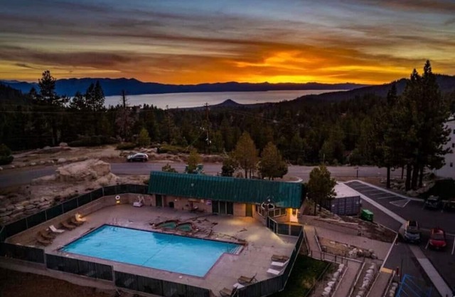 Beautiful Loft w/Views~Sleeps 4~Walk to Heavenly!