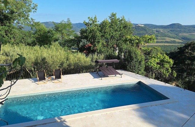 Charming 2-bedroom cottage with swimmingpool in welcoming Oprtalj with WiFi, AC