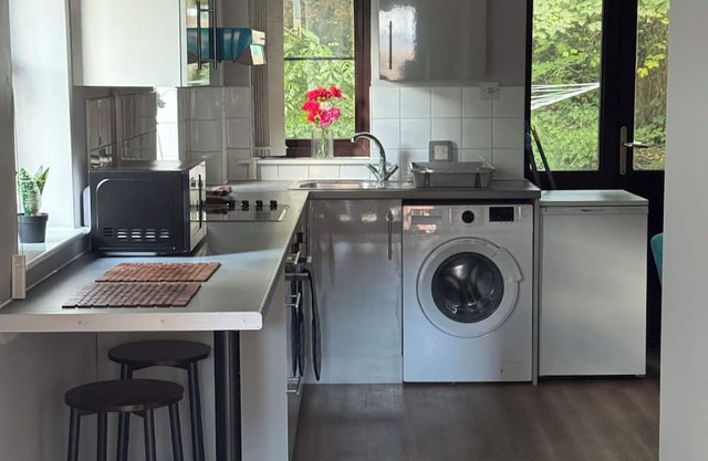 One bed ground floor apartment 2 mins walk from the Met line