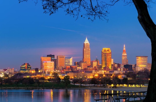 2 Modern Rooms w/Restaurant and Bar in the Heart of Cleveland