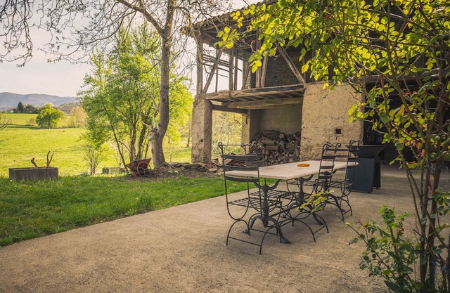 Country House 'Maison De Rouède' with Mountain View, Wi-Fi and Air Conditioning