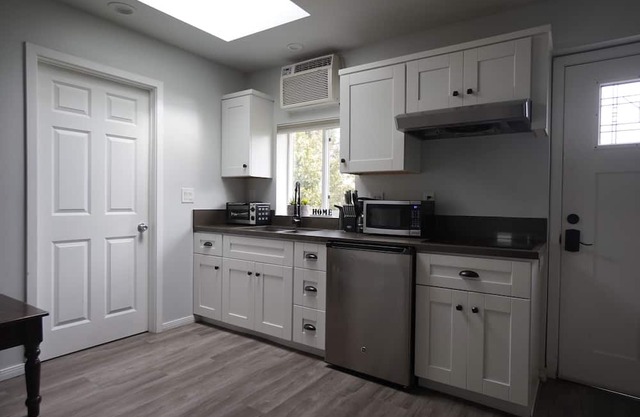 Studio Oasis in Stunning Los Angeles - Enjoy high speed wi-fi, A/C, full laundry