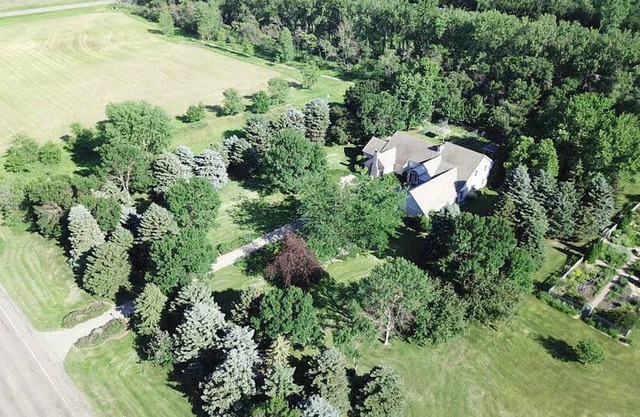 Deer Creek Country Escape - spacious 5 bedrooms with a private walking trail