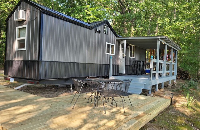 New! Robin's Nest - Cute Lakefront Tiny House with Private Dock and A/C!