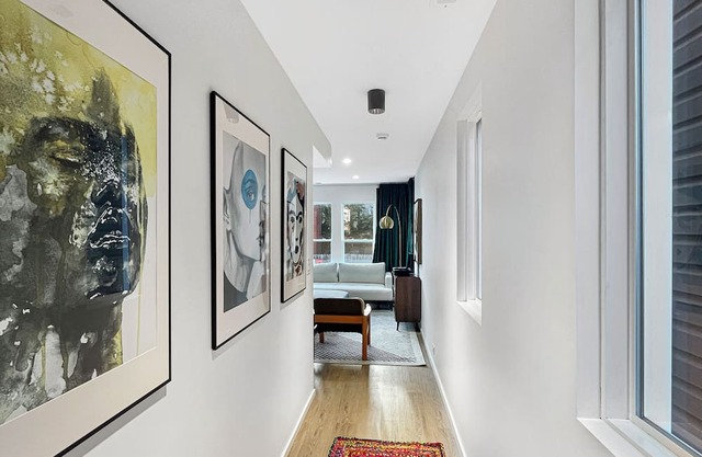 Modern & Chic Retreat: 2-bedroom apt. in an ideal location in Chicago