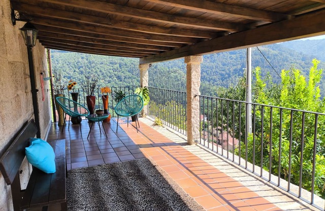 Centennial house 1.4 km from Os Peares Xiravai. RIBEIRA SACRA.