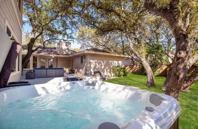 Domain Deluxe-Spacious 5bd Modern Retreat, Hot Tub