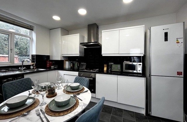 Tranquil 3 Bed Oasis and Parking
