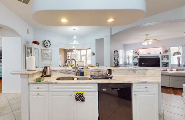 Dog friendly house with private pool, lanai, and internet