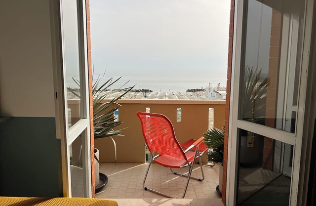 Large and bright apartment with terrace in front of Misano beach