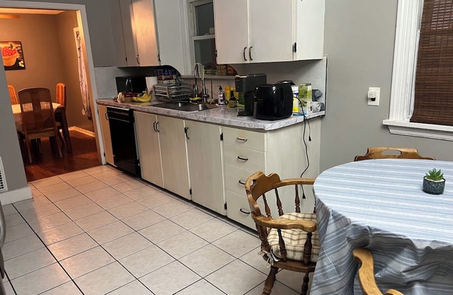 Charming 3-bedroom house with AC, fitness room, WiFi in delightful Rochester