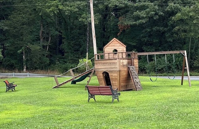 Cozy 2-bedroom RV in awesome Stroudsburg with AC, WiFi