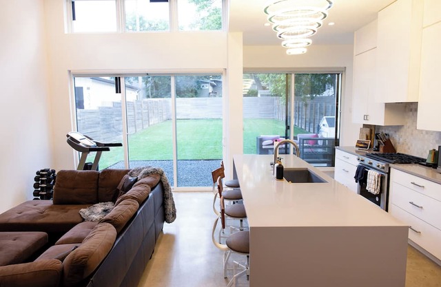 Stylish Retreat: Incredible Views & Vintage Vibes