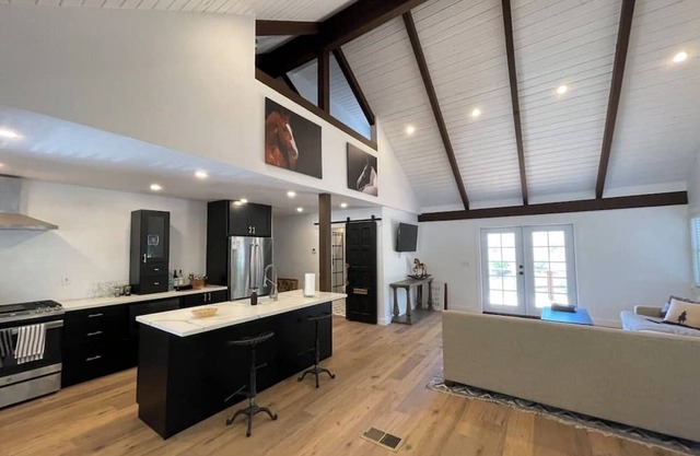 Charming 2-bedroom loft house with AC and WiFi in Buellton