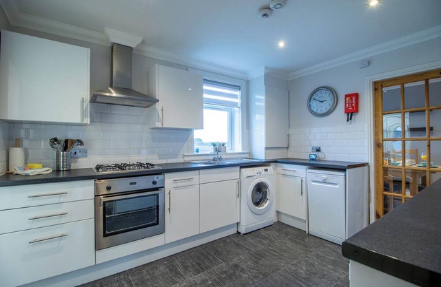 3-bedroom apartment in tranquil Coatbridge with WiFi