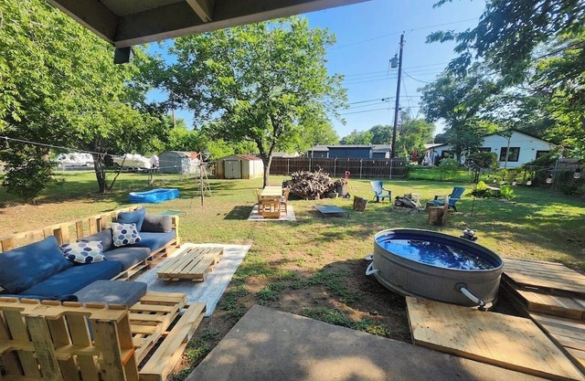 LOCATION LOCATION LOCATION! Austin home w/ Pool, FULLGYM, IceBath & PaddleBoards
