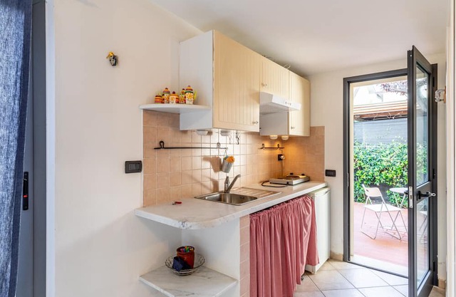 Villa 'La Casa Verde' with Private Garden and Wi-Fi