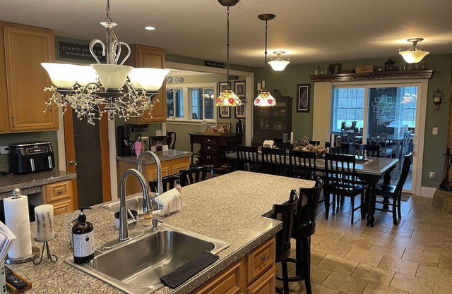 4500 Sq ft Large 5 Bedroom 4 Bath Home Close to Colleges