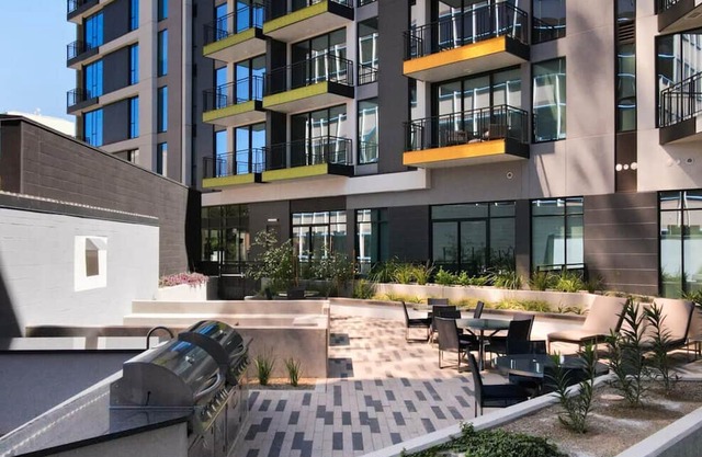 Barsala l Vibrant 2BD, easy access to shopping, fast Wi-Fi