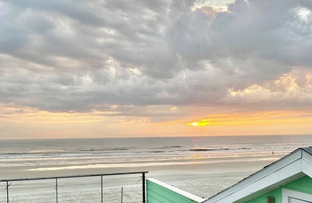 New Smyrna Beach, FL Luxury Escape-Adult Beachfront/Oceanfront-SummerSpecial!