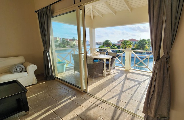 Waterfront condo in beautiful Boutique resort