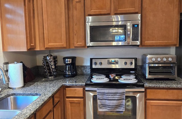 Charming, cozy 3-bedroom house. Swimming pool and patio with a pellet grill.