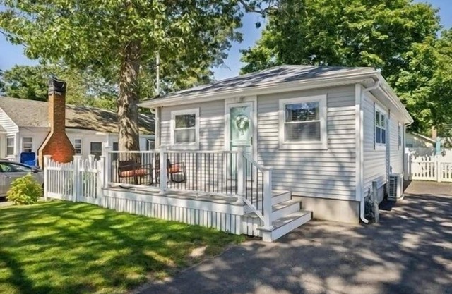 Charming 2-bedroom house in Swift Beach Wareham.