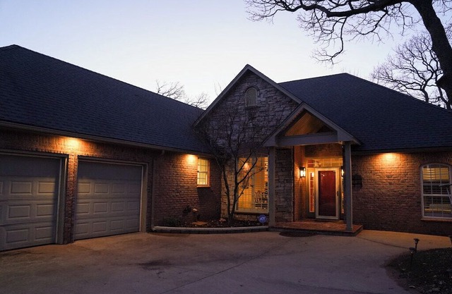 Luxurious 3-bedroom house on Lake.Private dock with great fishing and swimming!