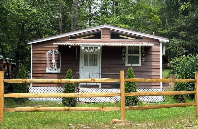 Charming cottage with WiFi/AC, Bicycling, Hiking, canoeing, Snowshoe Mtn, Cass.