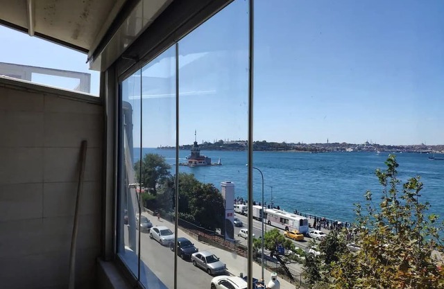 Cozy 2-bedroom apartment with Stunning Sea Views in enchanting Üsküdar, İstanbul