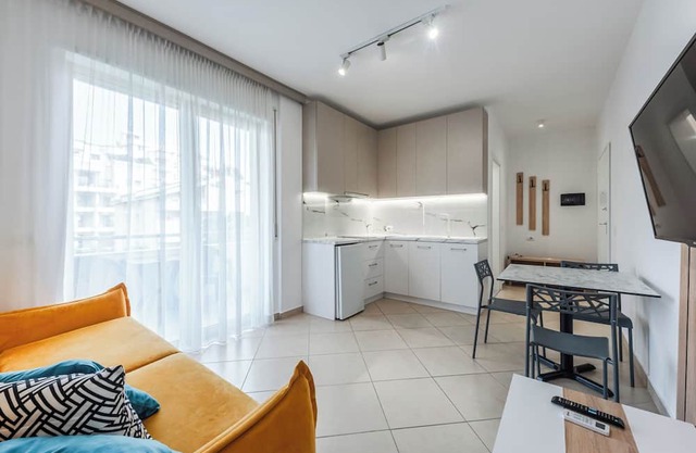 Glam Apartment 4