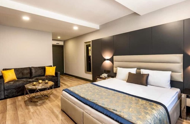 A Palace Suites - Deluxe Two-Bedroom Suite 4