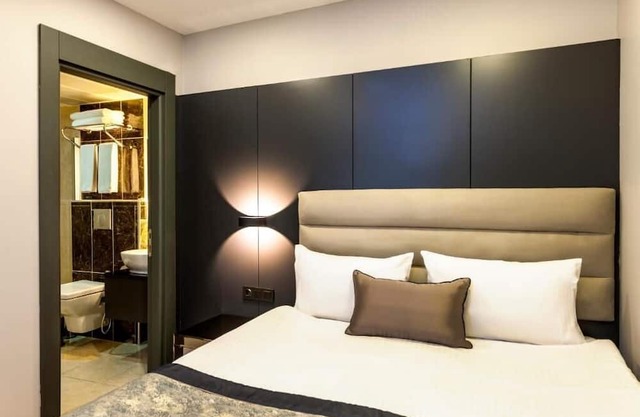 A Palace Suites - Superior Two-Bedroom Suite 4