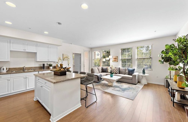 Luxurious 2Bed 2 Bath Beauty near Irvine Spectrum. Centrally located!
